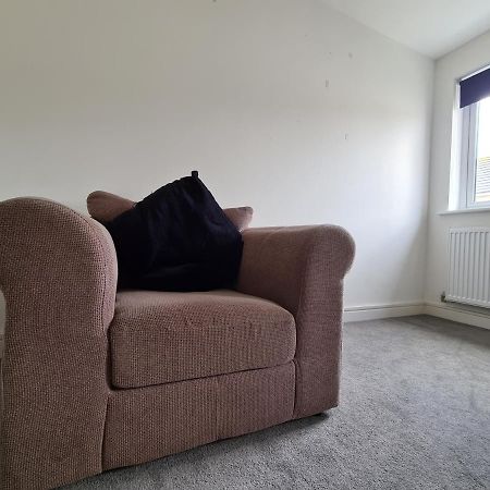 Superking Bedroom Close To The A30 坎伯恩 外观 照片