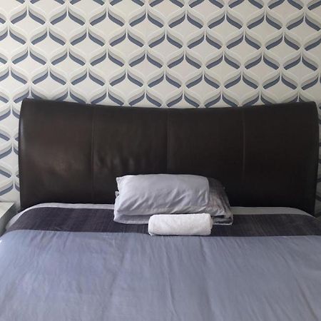 Superking Bedroom Close To The A30 坎伯恩 外观 照片