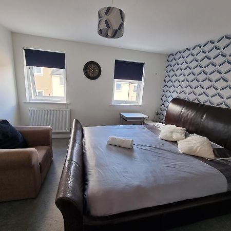 Superking Bedroom Close To The A30 坎伯恩 外观 照片