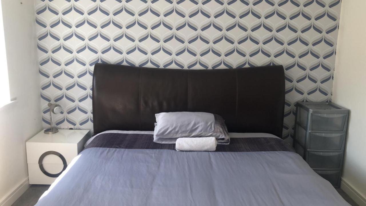 Superking Bedroom Close To The A30 坎伯恩 外观 照片