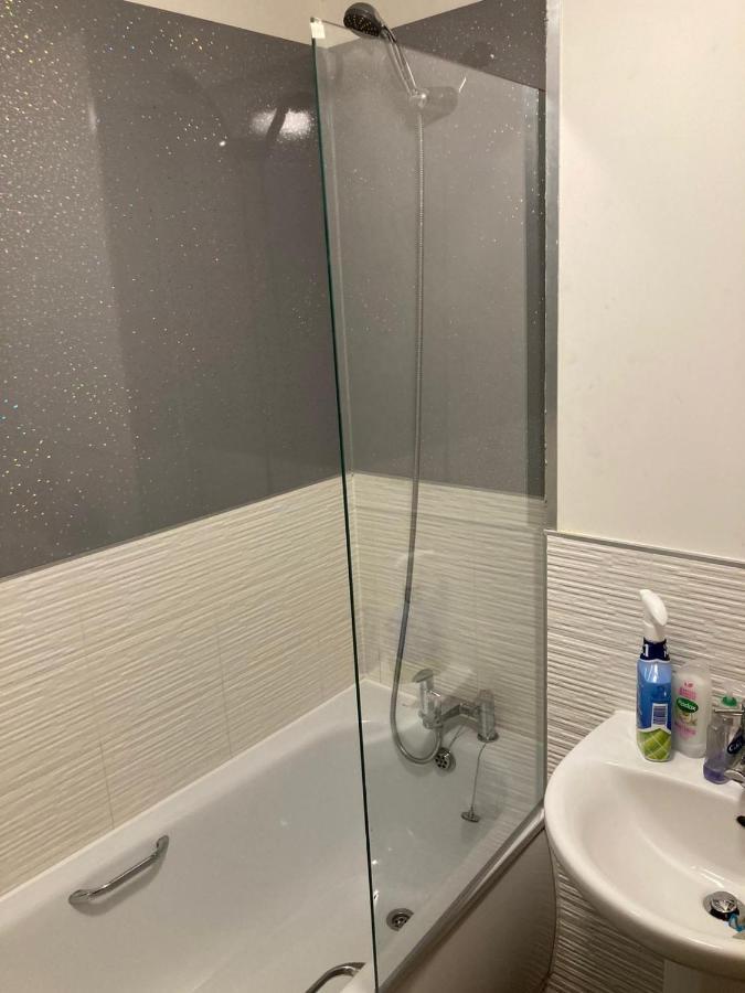 Superking Bedroom Close To The A30 坎伯恩 外观 照片