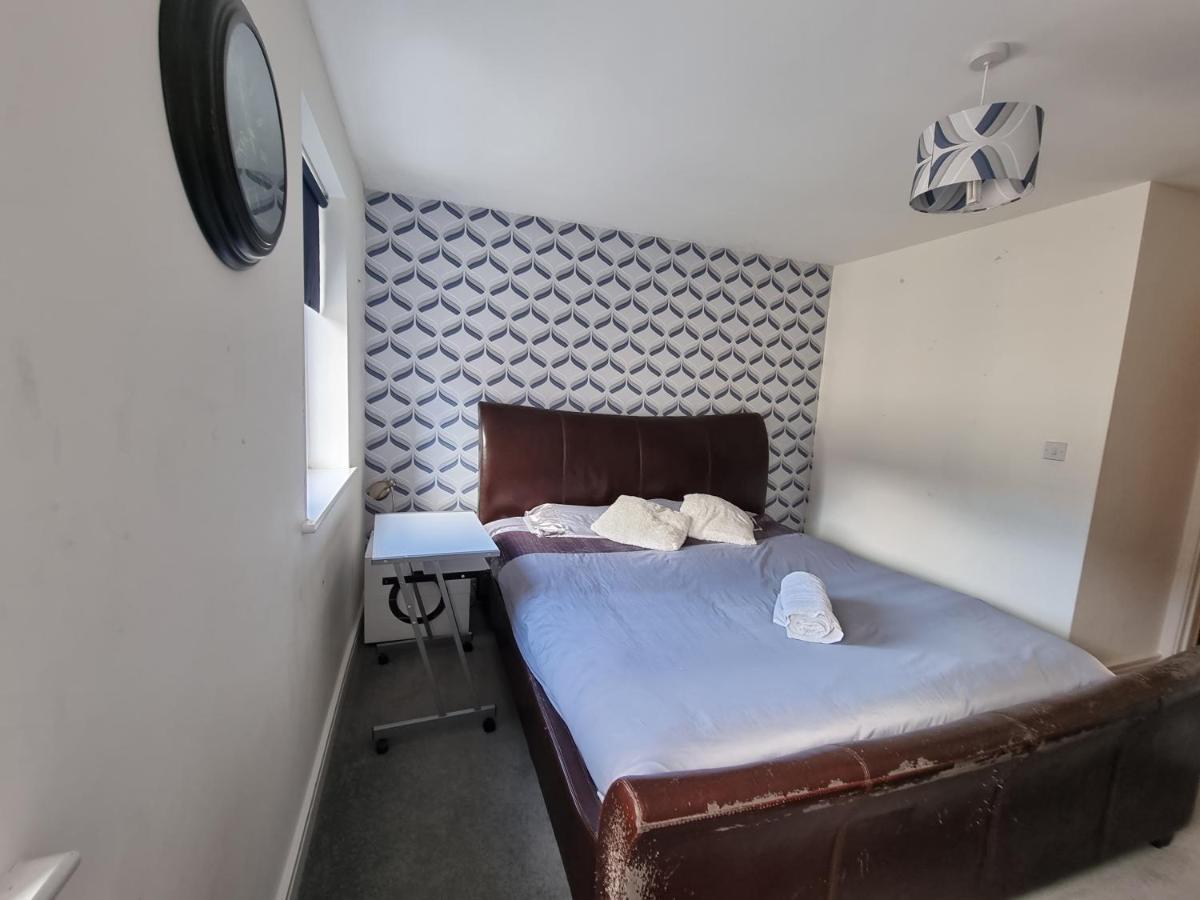 Superking Bedroom Close To The A30 坎伯恩 外观 照片