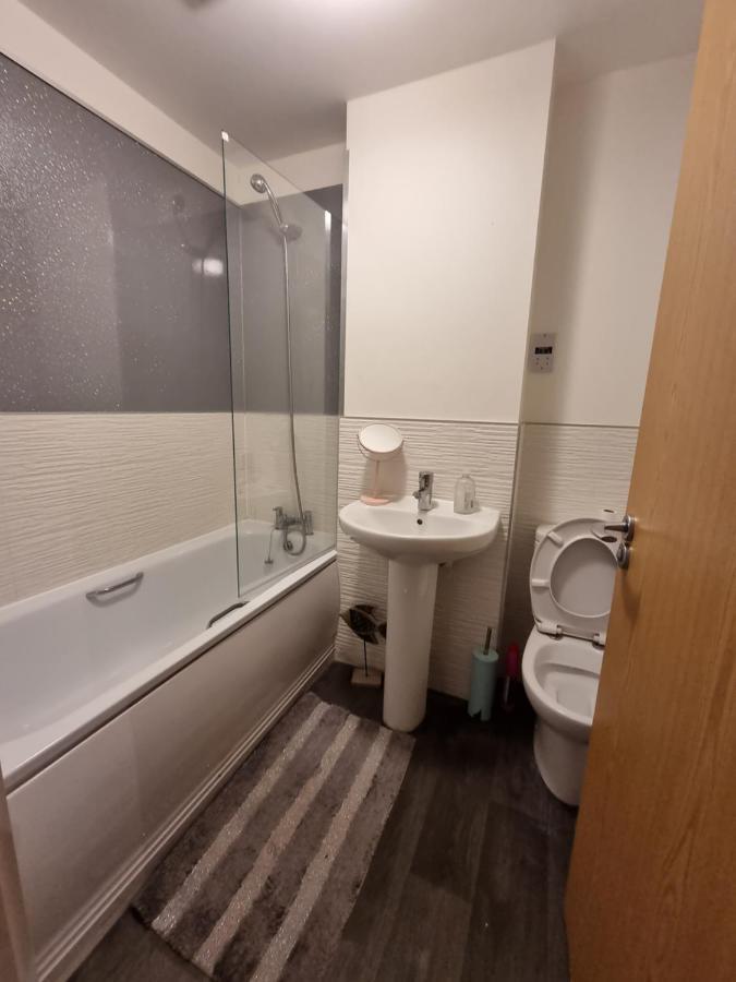 Superking Bedroom Close To The A30 坎伯恩 外观 照片