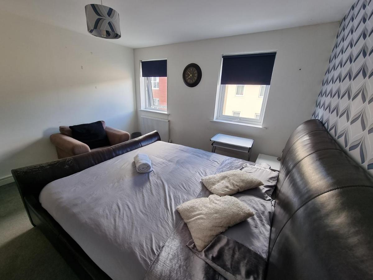Superking Bedroom Close To The A30 坎伯恩 外观 照片