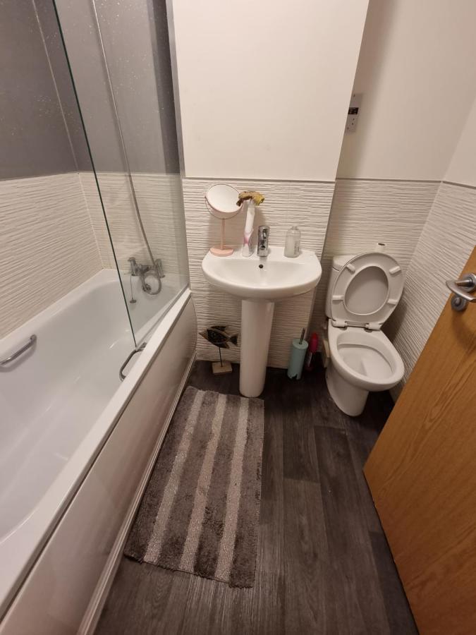 Superking Bedroom Close To The A30 坎伯恩 外观 照片